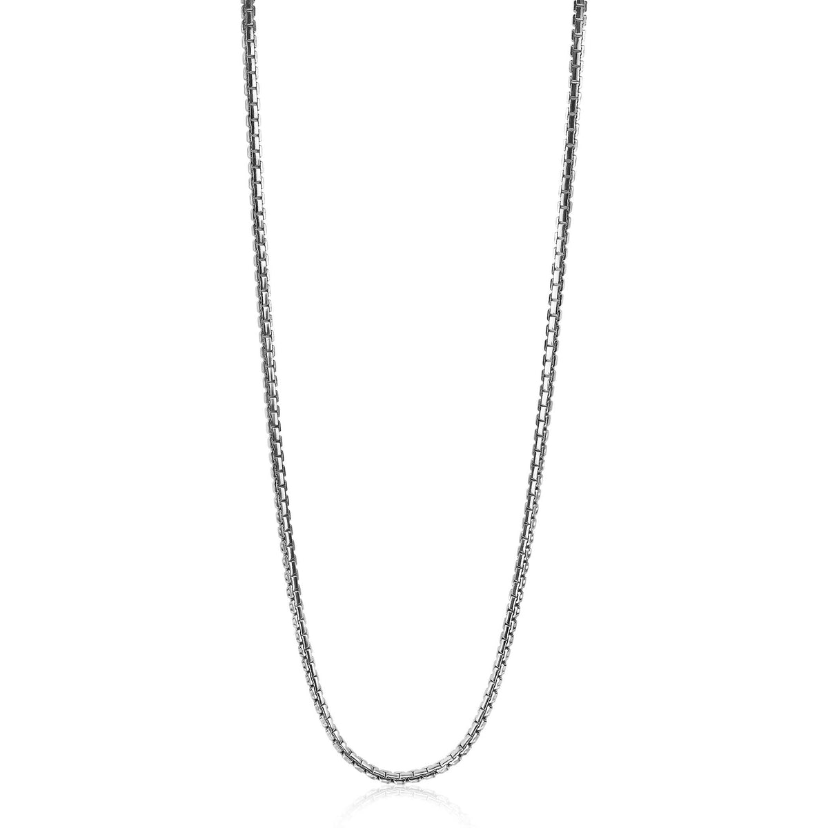 cadena de plata con diseño trenzado y acabado brillante.