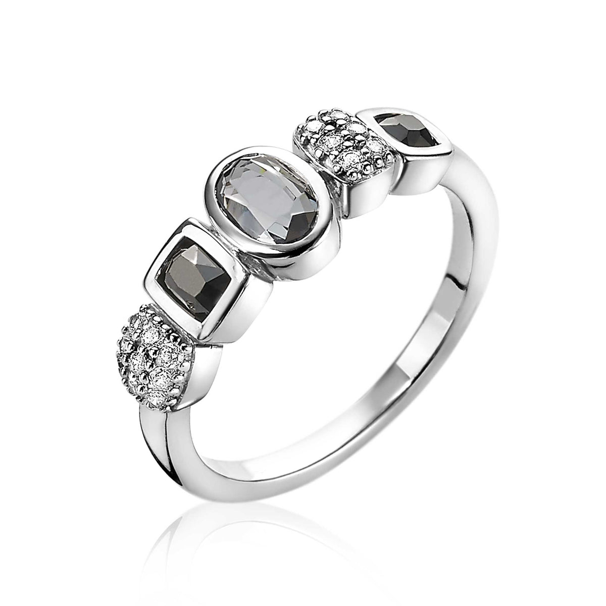 Anillo de plata con piedras brillantes en forma ovalada y cuadrada.