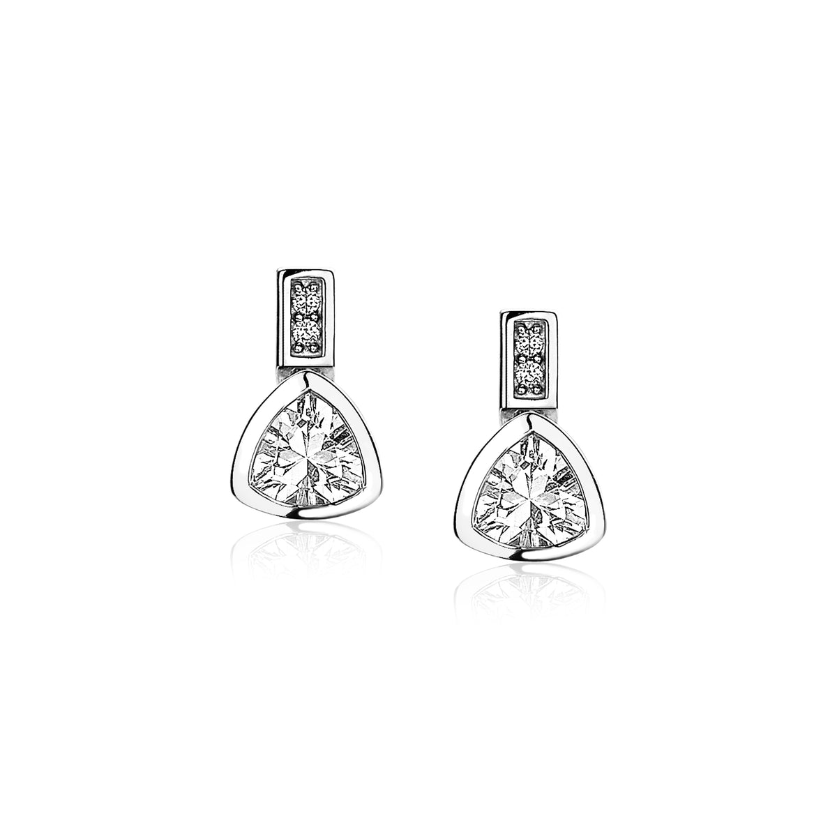 Pendientes de plata con forma triangular y piedras brillantes en la parte inferior.