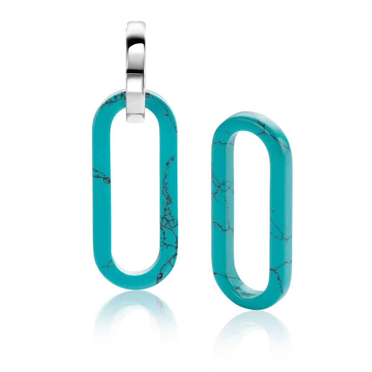 Pendientes largos de resina en color turquesa con detalles en negro y gancho plateado.