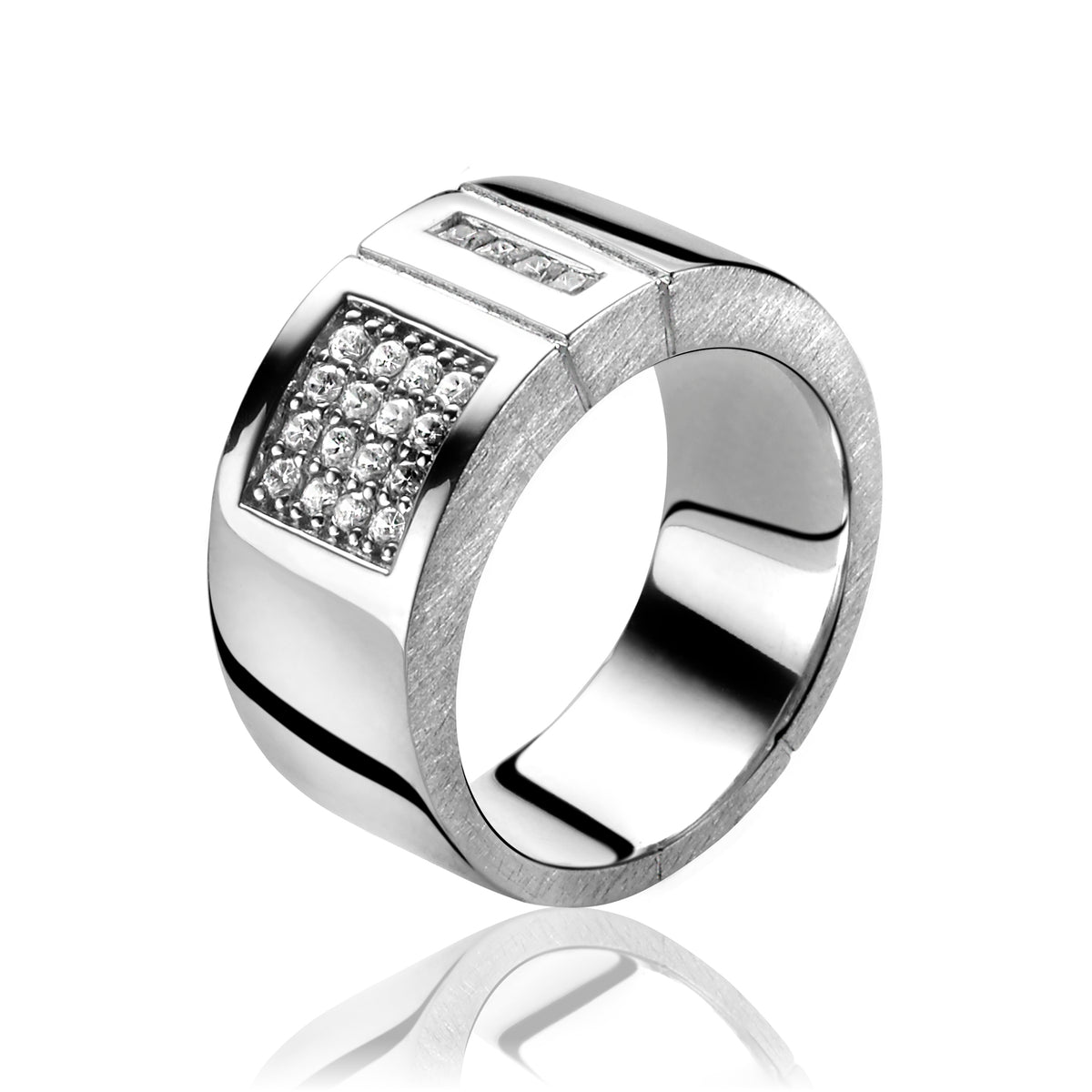 Anillo de plata con detalles de circonitas en forma rectangular.