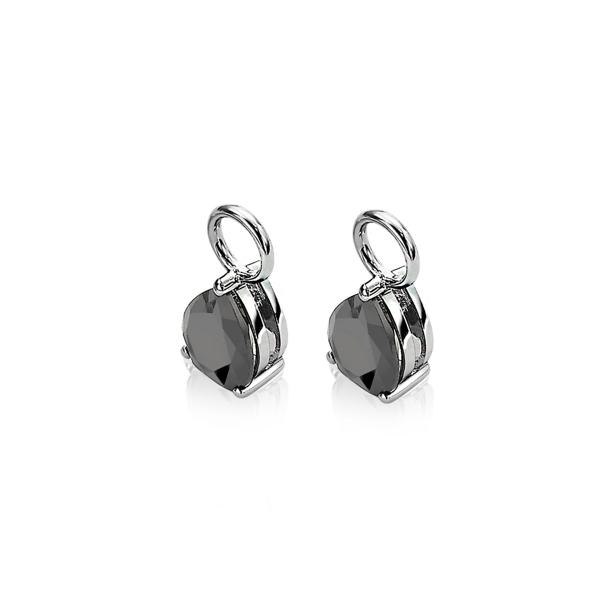 Pendientes de plata con forma de corazón y piedras oscuras en el centro.
