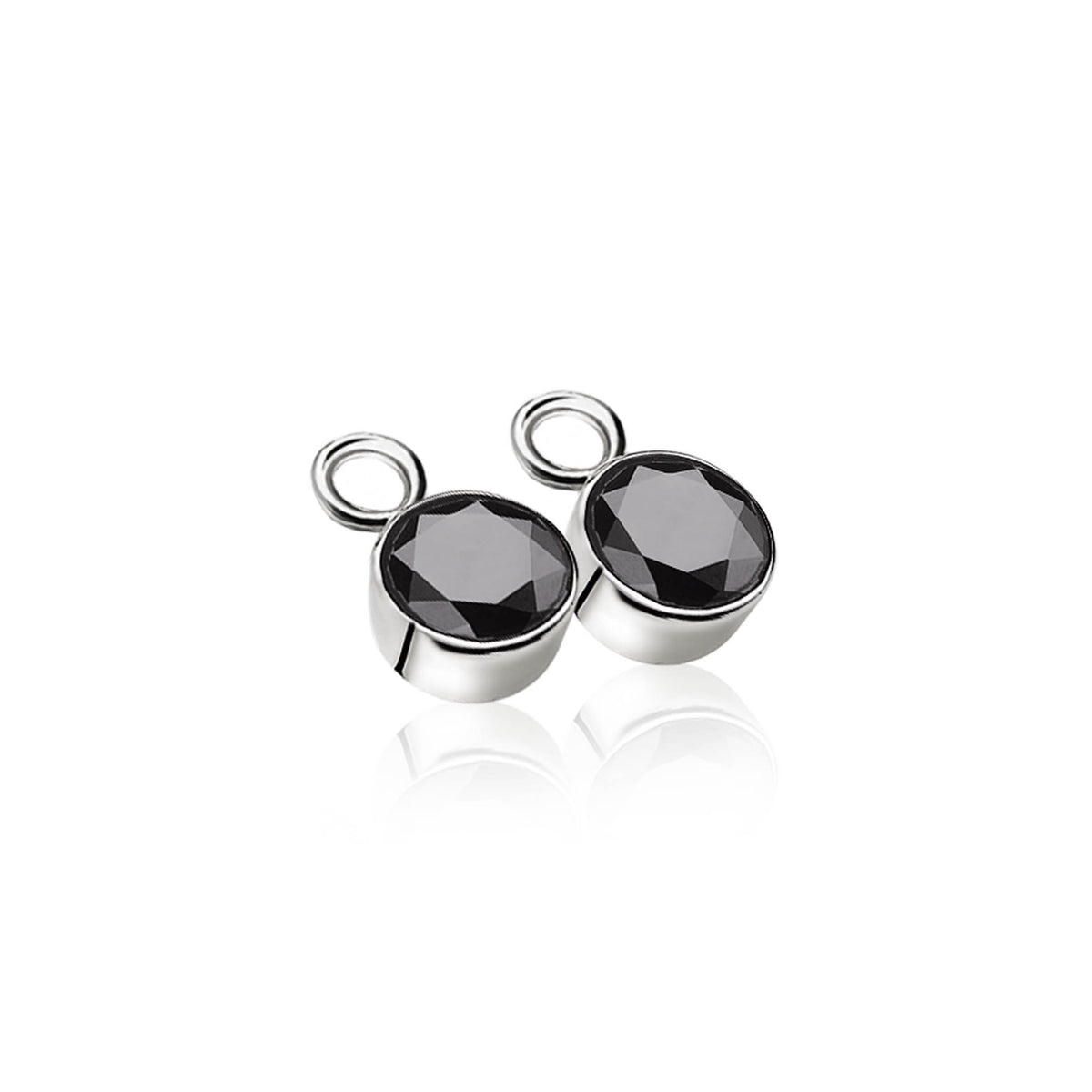Pendientes de plata con piedras negras facetadas y engaste sencillo.
