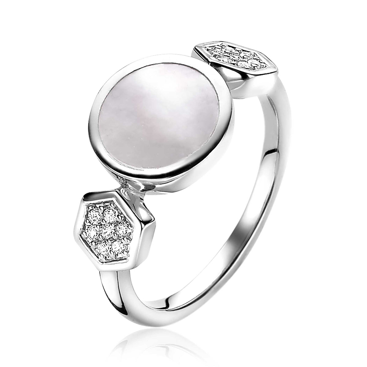 Anillo de plata con una piedra central redonda y detalles hexagonales con circonitas.