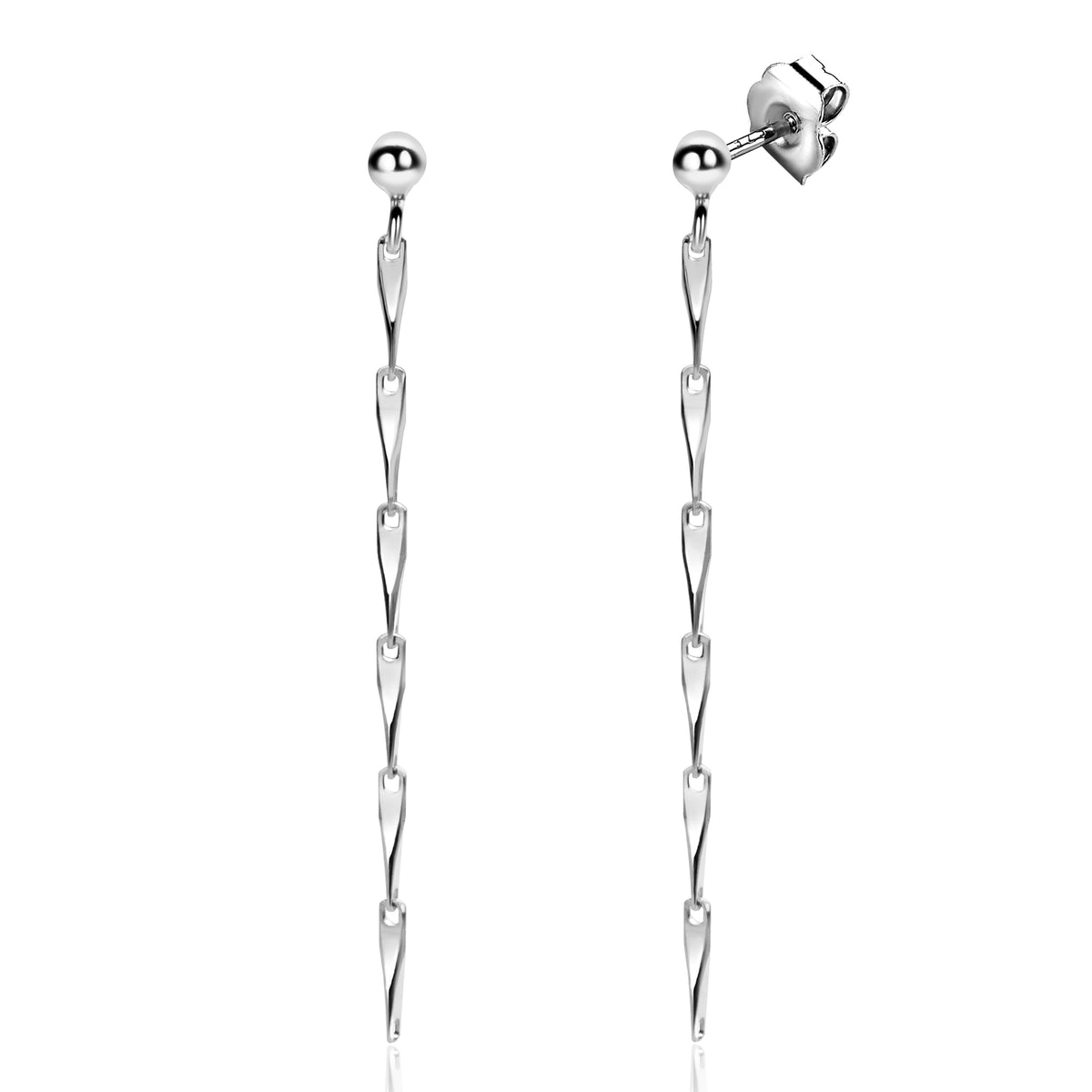 Pendientes largos de plata con diseño en forma de eslabones y cierre de presión.