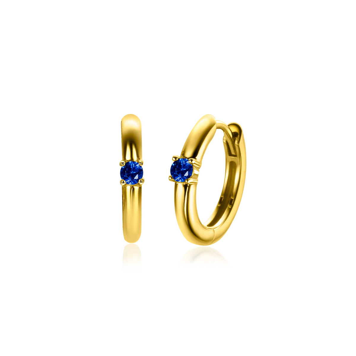 Pendientes de aro dorados con un pequeño cristal azul en el centro.