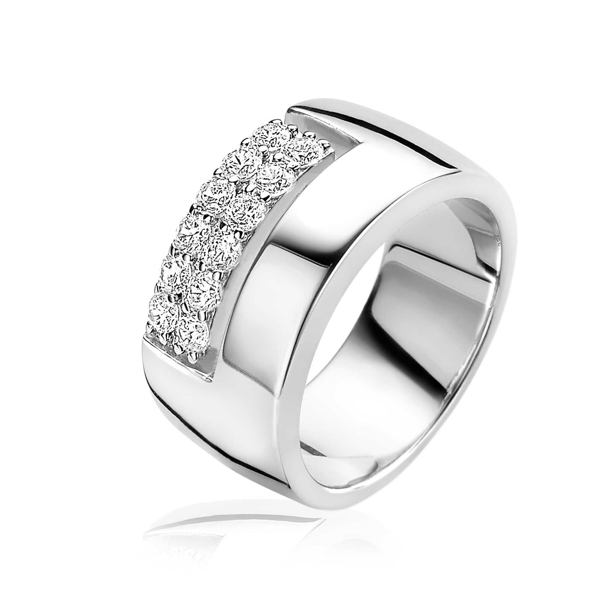 Anillo de plata con detalles brillantes en la parte frontal.