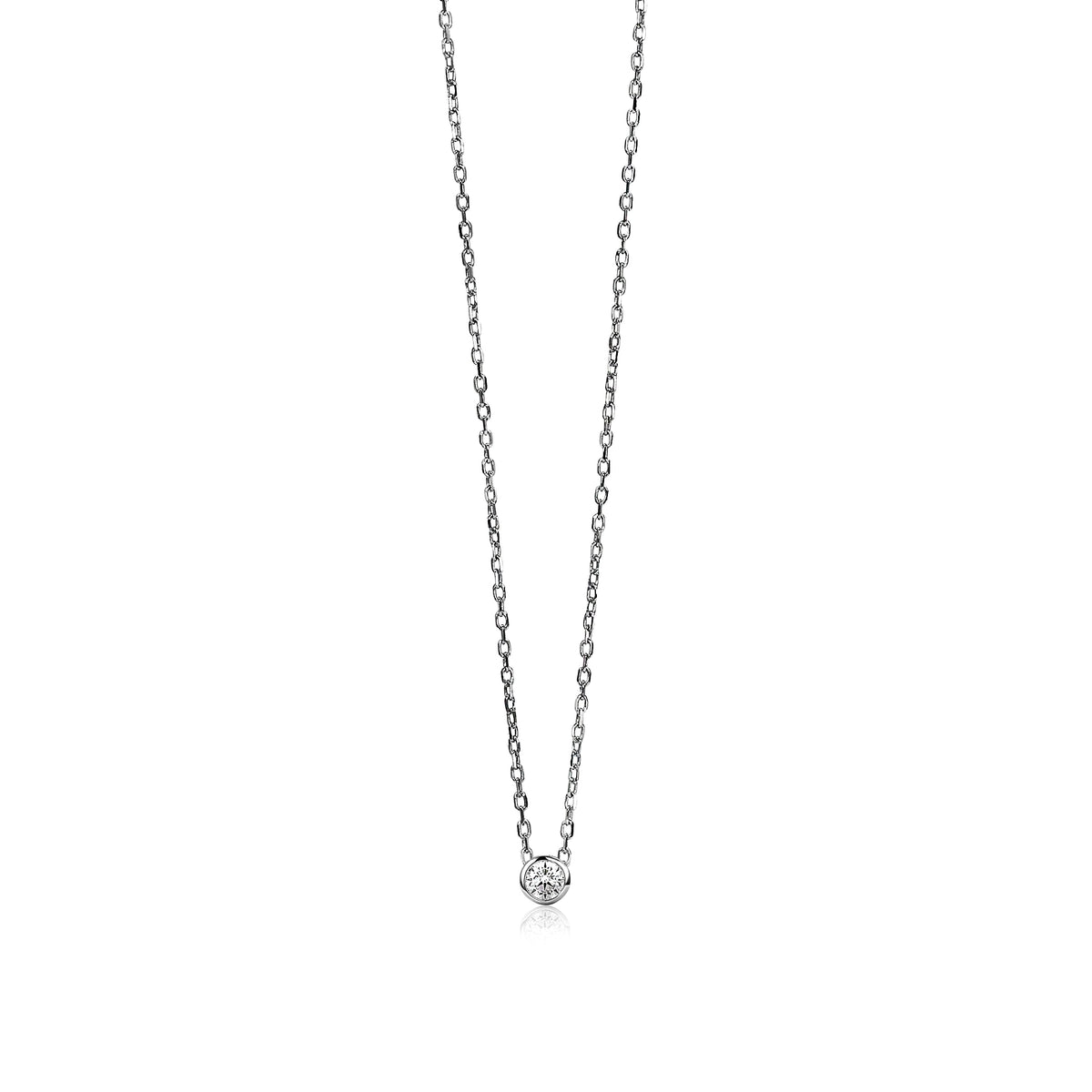 cadena de plata con colgante brillante en forma de esfera.