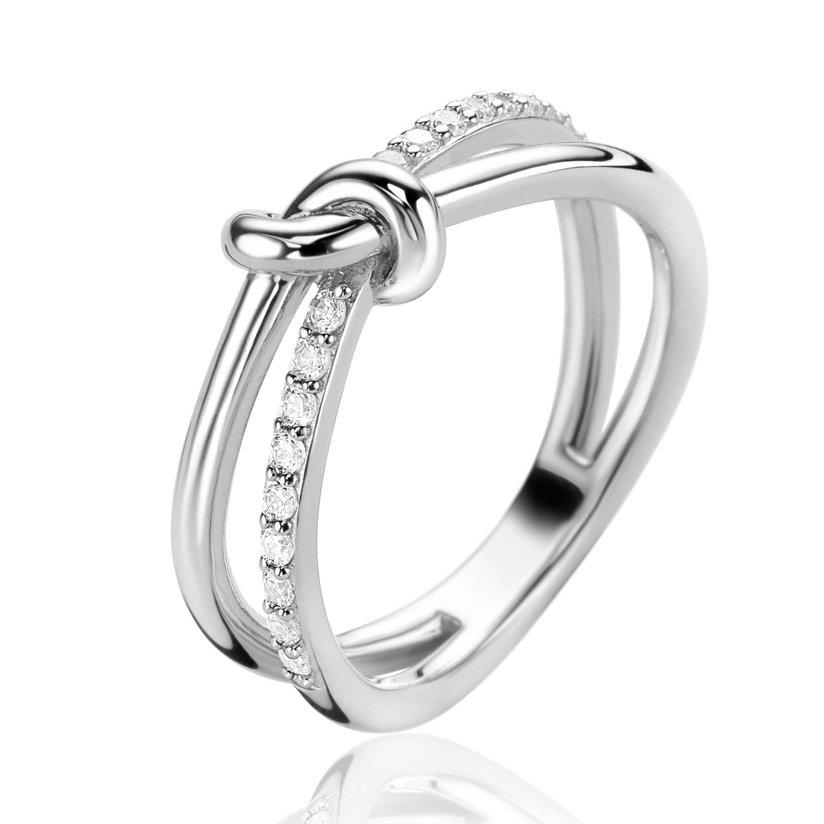 Anillo de plata con diseño entrelazado y detalles de circonitas brillantes.