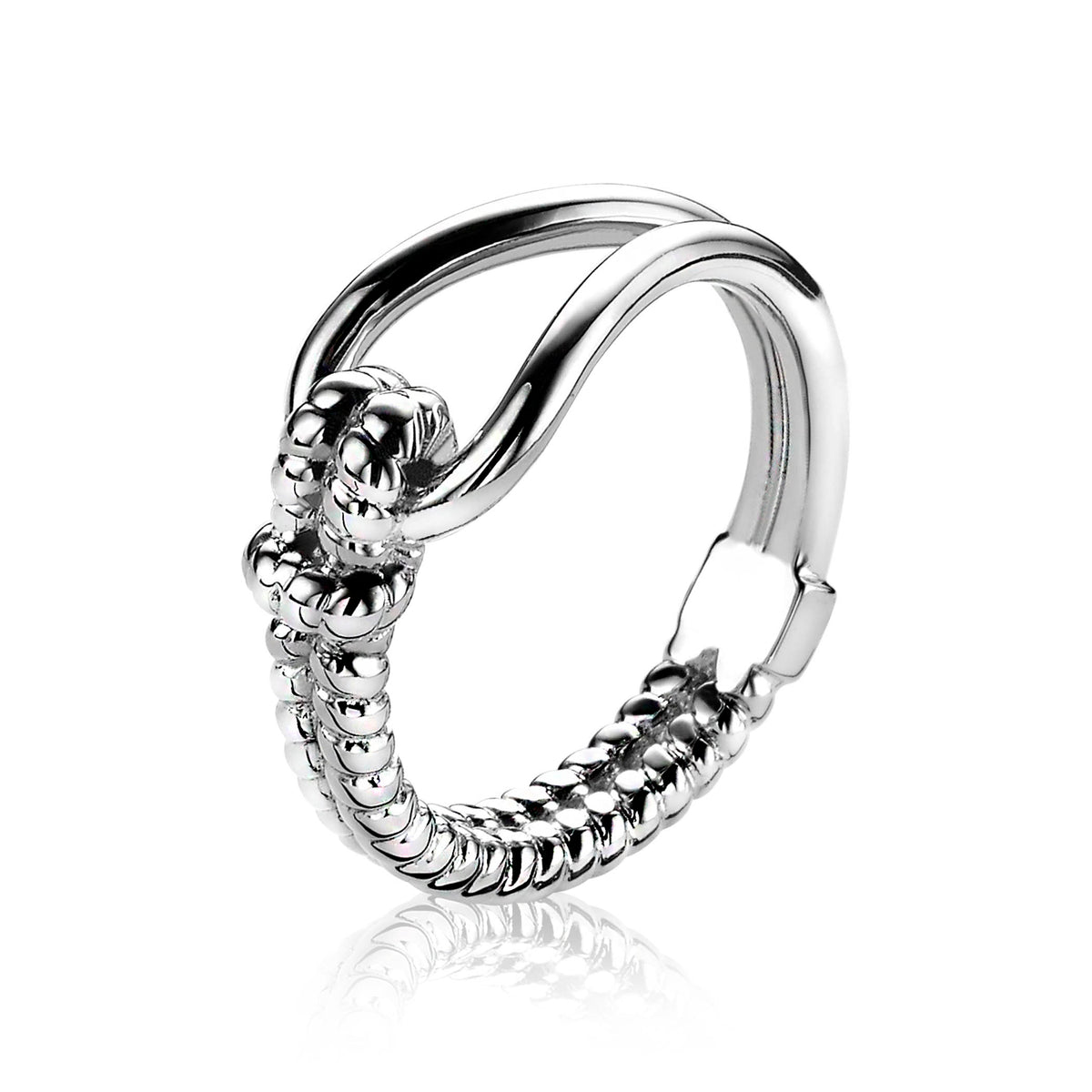 Anillo de plata con diseño entrelazado y detalles en relieve.