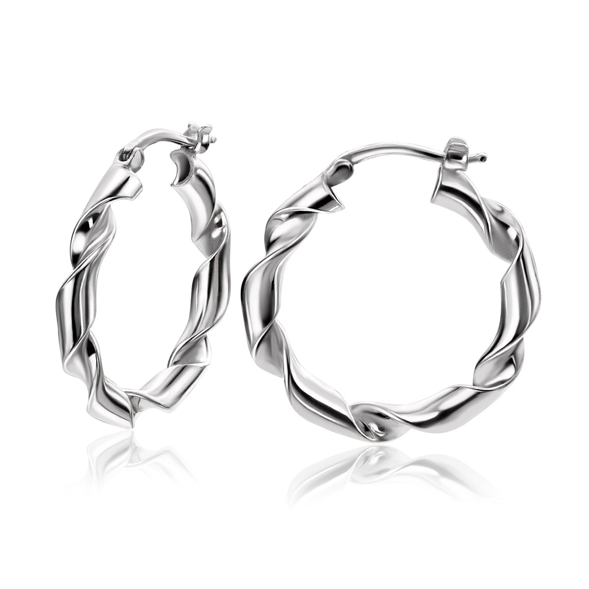 Pendientes de aro plateados con diseño retorcido y acabado brillante.