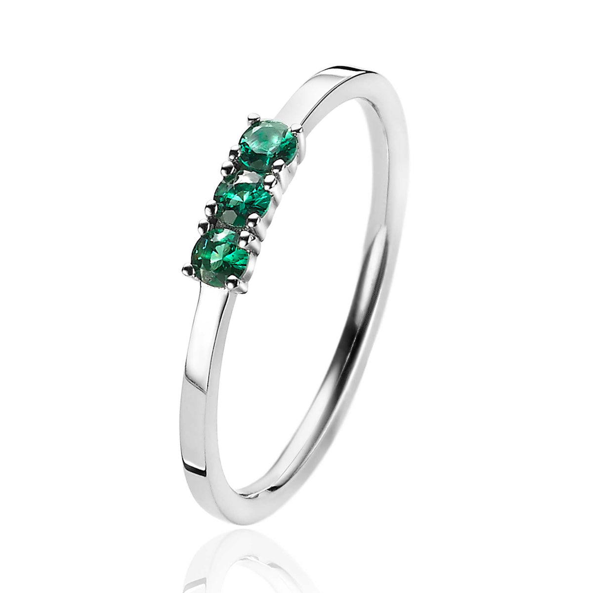 Anillo de plata con tres piedras preciosas verdes engastadas.