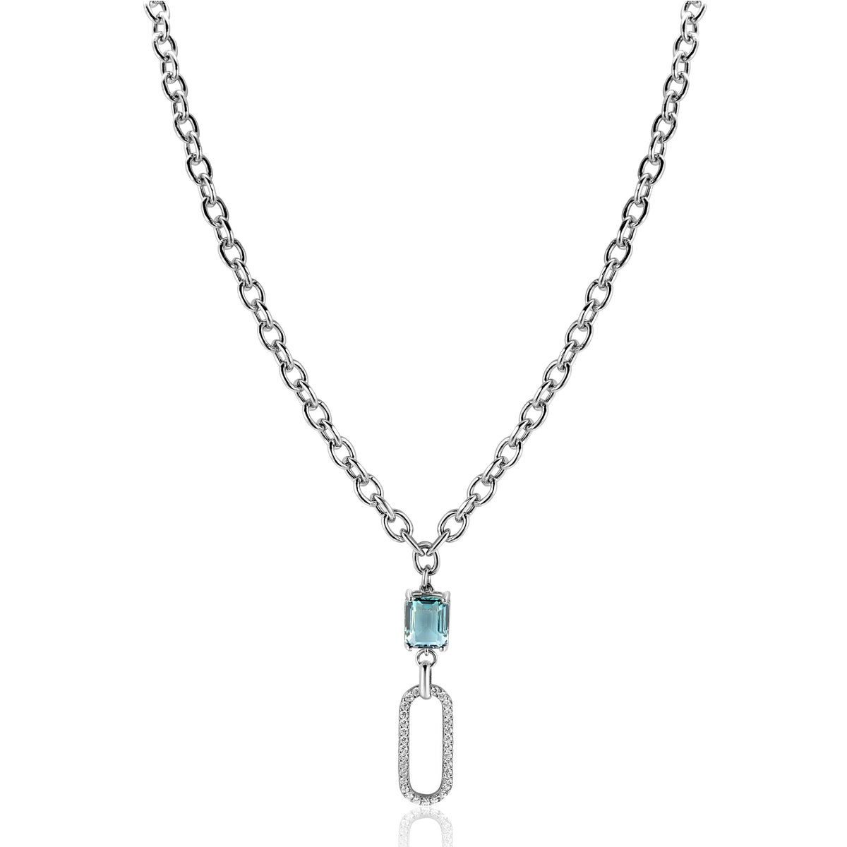 Cadena de plata con un colgante rectangular y una piedra azul en el centro.