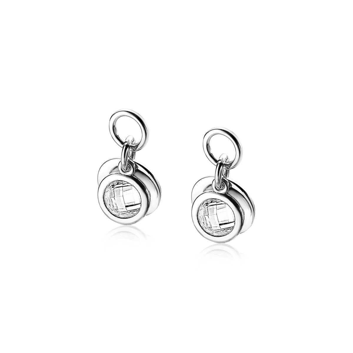 Pendientes de plata con diseño circular y detalles en relieve.