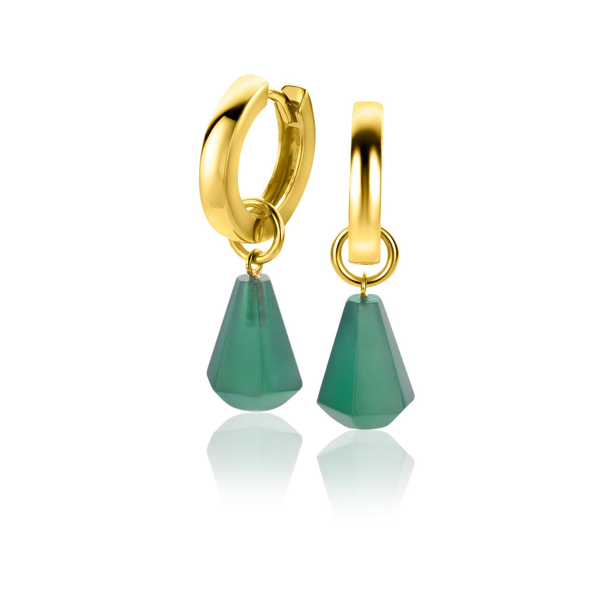 Pendientes de aro dorados con colgantes de forma de gota en tono verde.