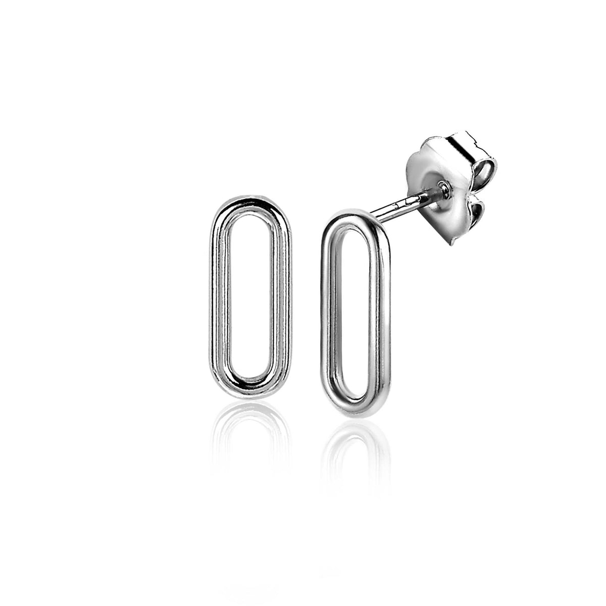 Pendientes largos de plata con forma ovalada y acabado pulido.