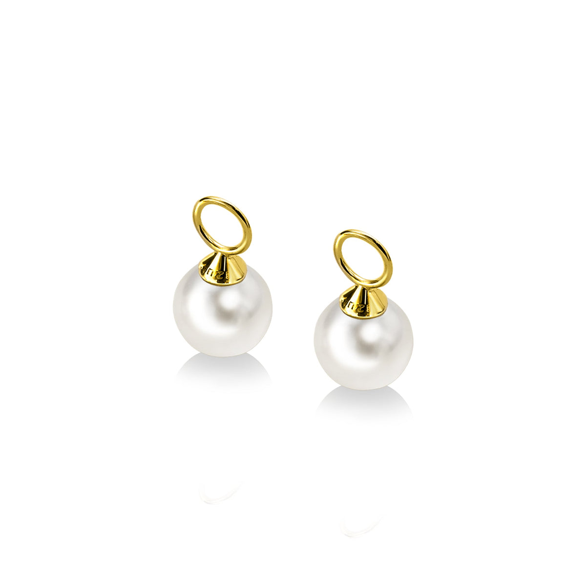 Pendientes de perla blanca con detalle dorado.