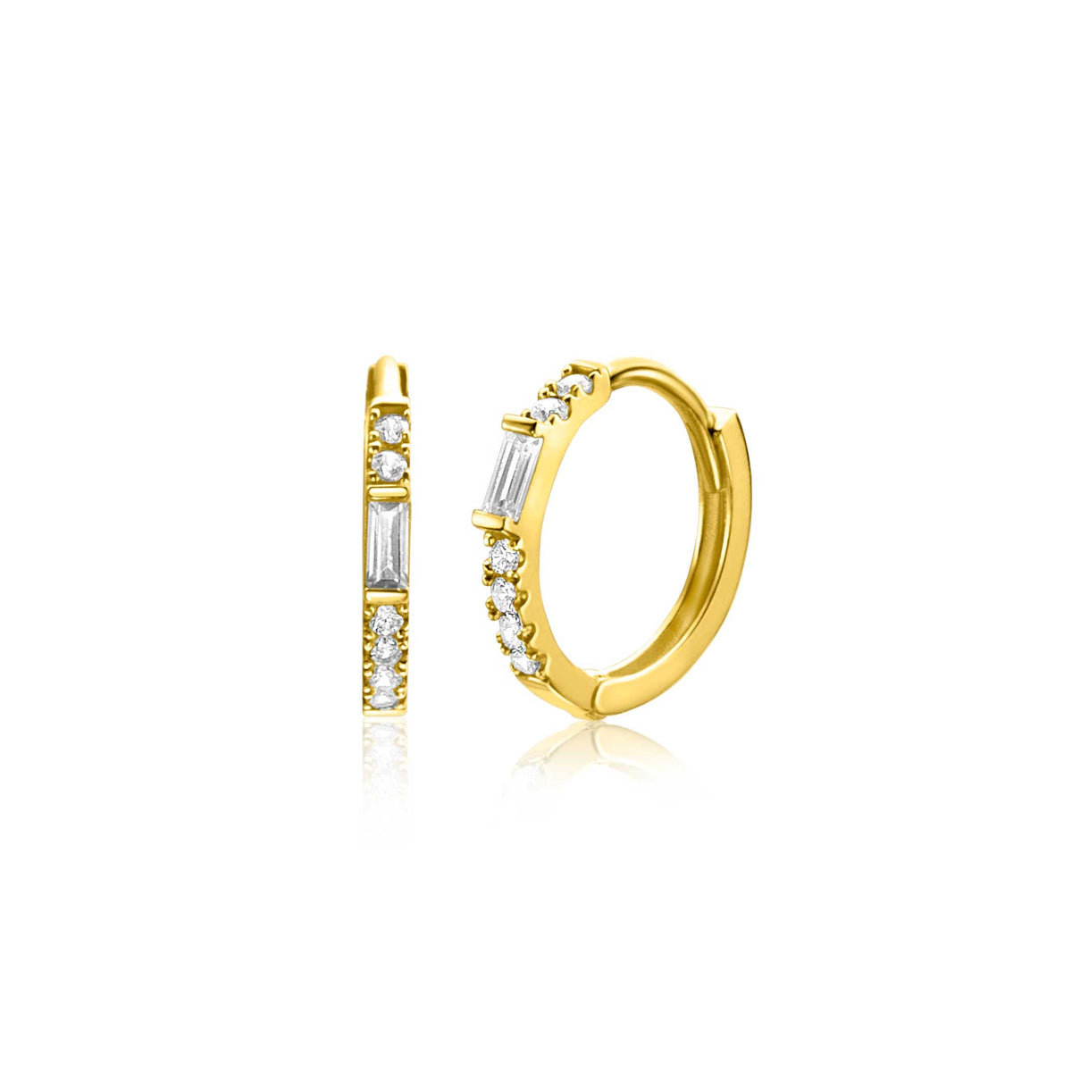 Pendientes de aro dorados con detalles de circonitas y piedras en forma de baguette.