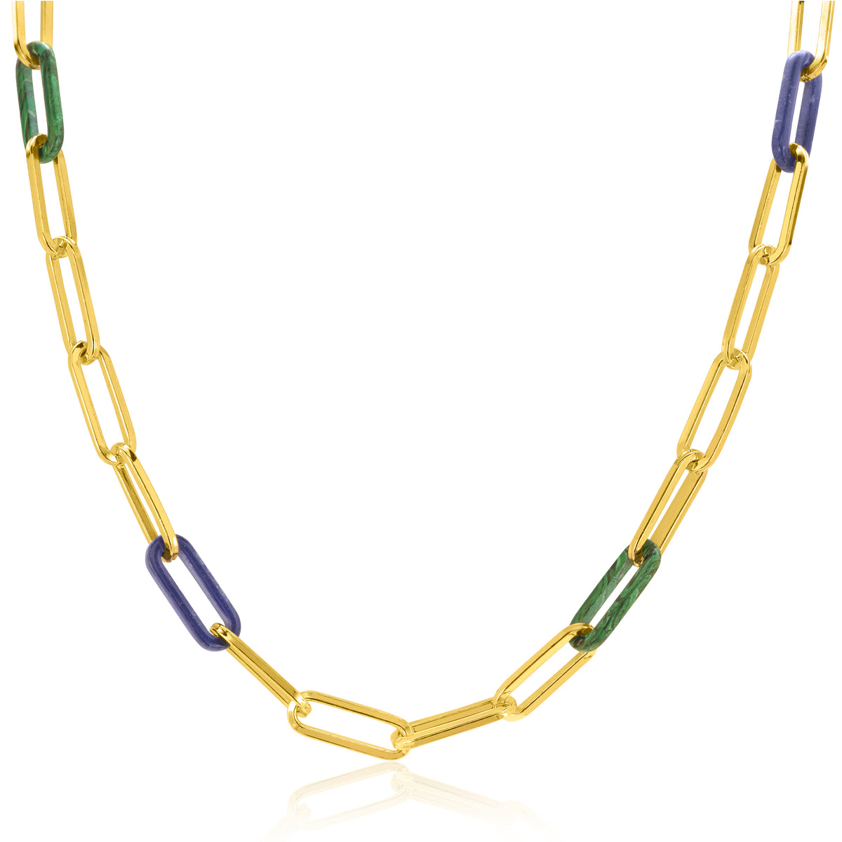 Cadena dorada con eslabones alargados y detalles en color verde y azul.
