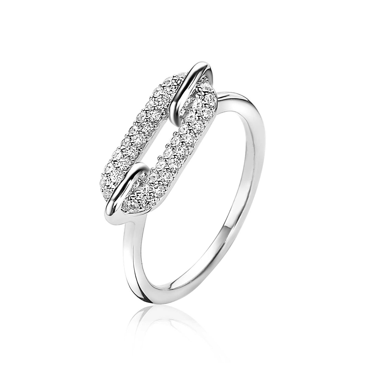 Anillo de plata con diseño de eslabón y detalles de circonitas brillantes.