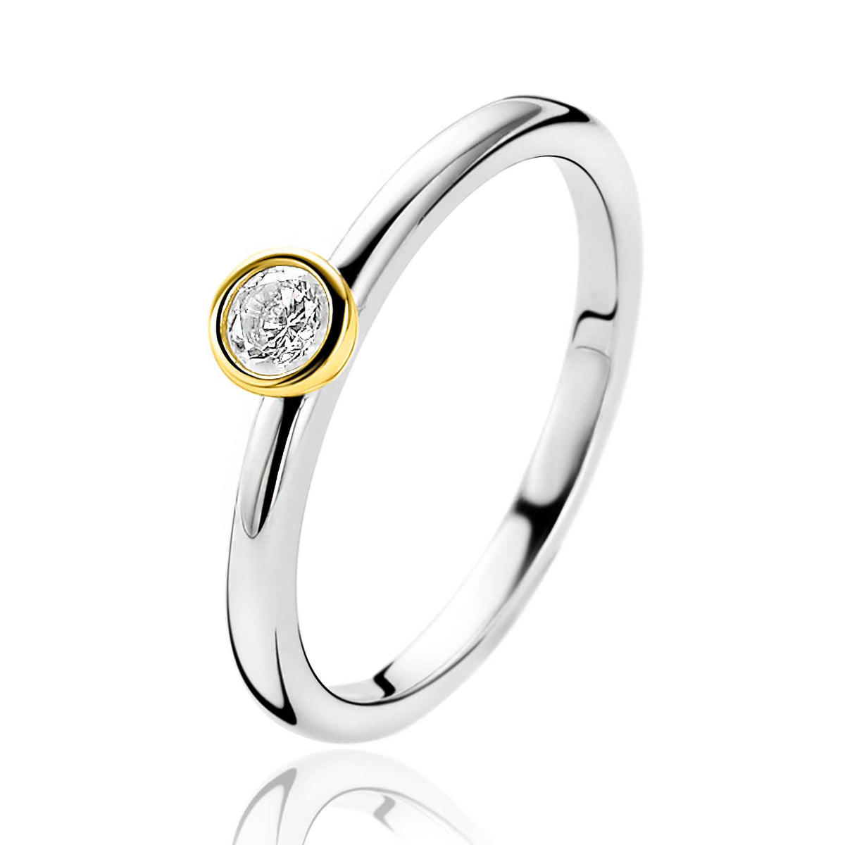 Anillo plateado con detalle dorado y circonita en el centro.