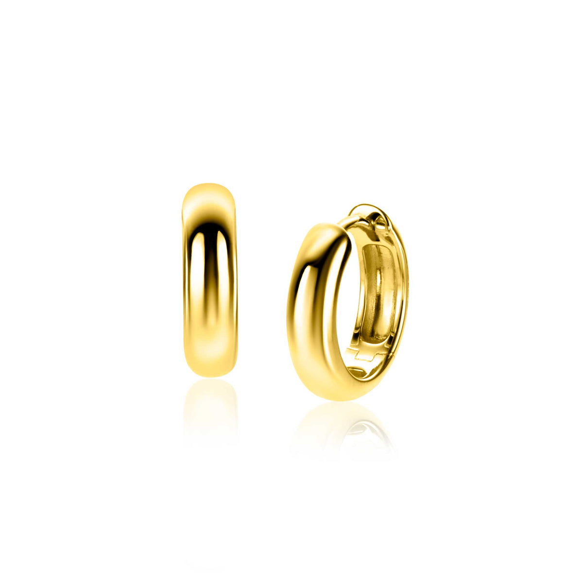 Pendientes de aro dorados con un diseño liso y brillante.