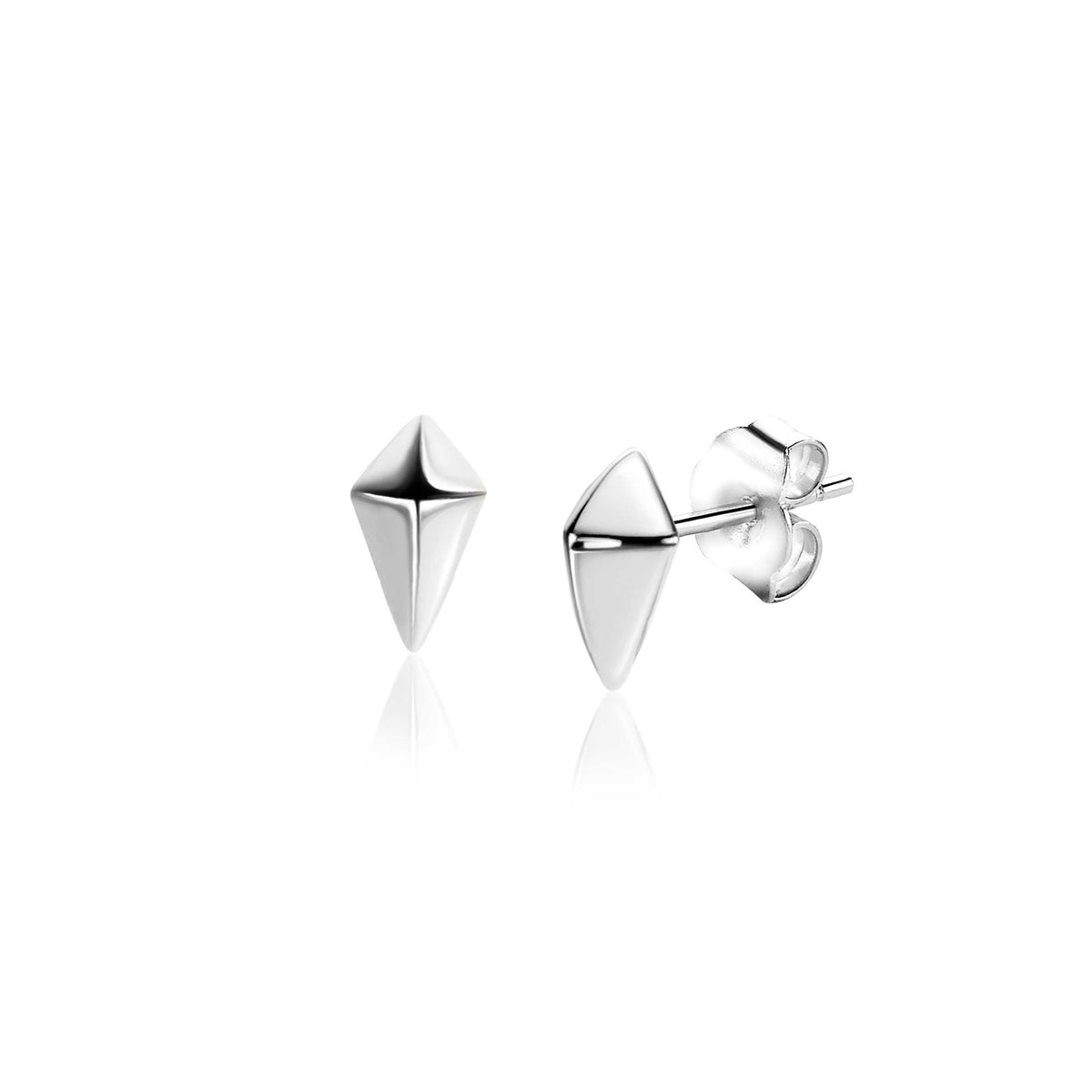 Pendientes de plata con forma de pirámide, acabado brillante y diseño moderno.