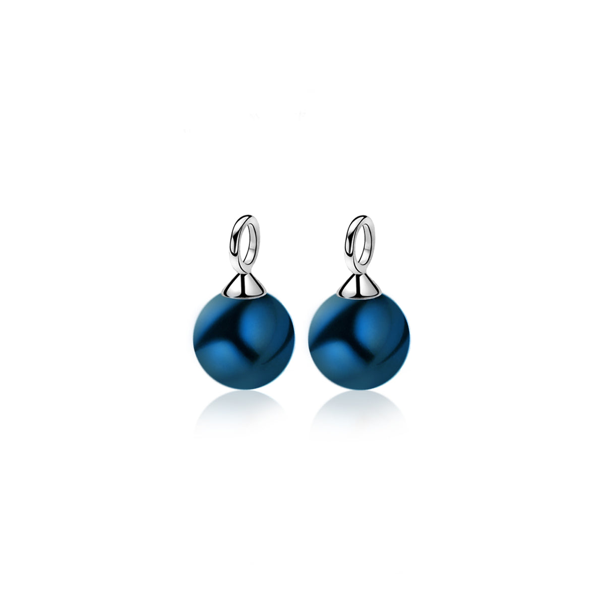 Pendientes largos de plata con esferas azules mate.