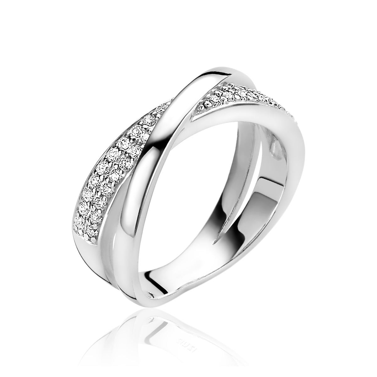 Anillo de plata con diseño entrelazado y detalles de circonitas brillantes.
