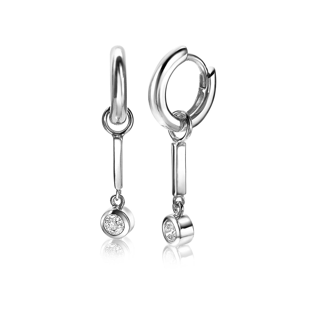 Pendientes largos de plata con un charm circular y un pequeño zirconia brillante.