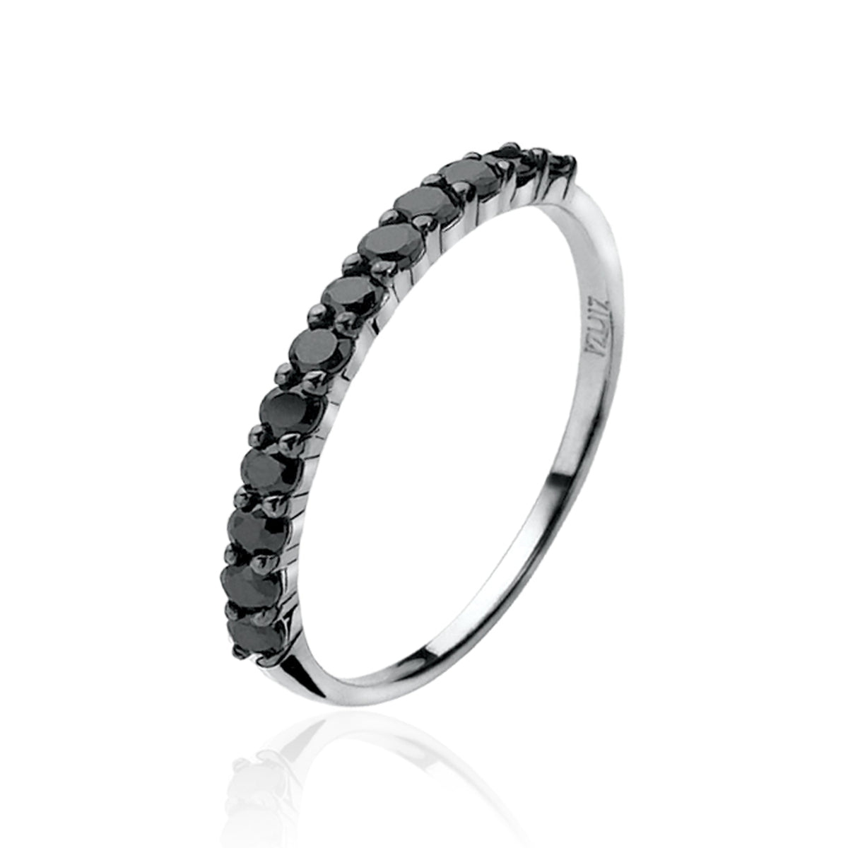 Anillo de plata con circonitas negras dispuestas en línea.