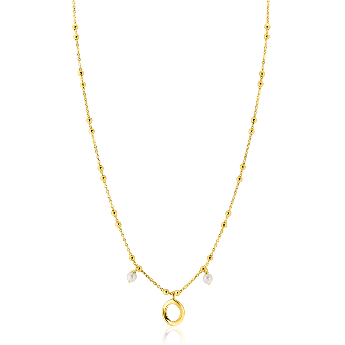 Collar dorado con detalles de perlas y un colgante circular.