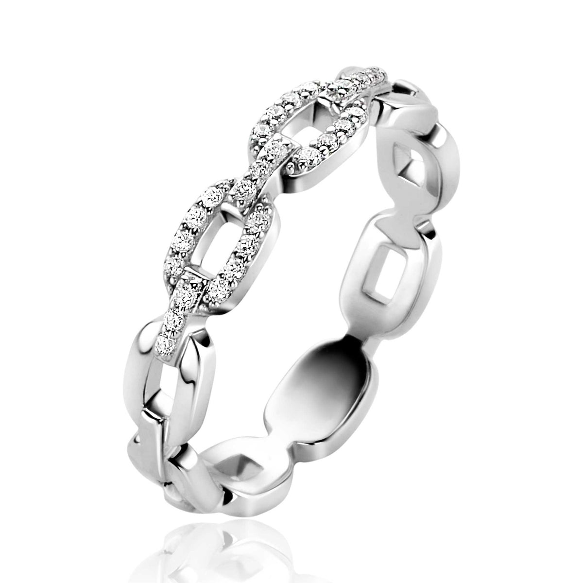 Anillo de plata con eslabones y detalles de circonitas brillantes.
