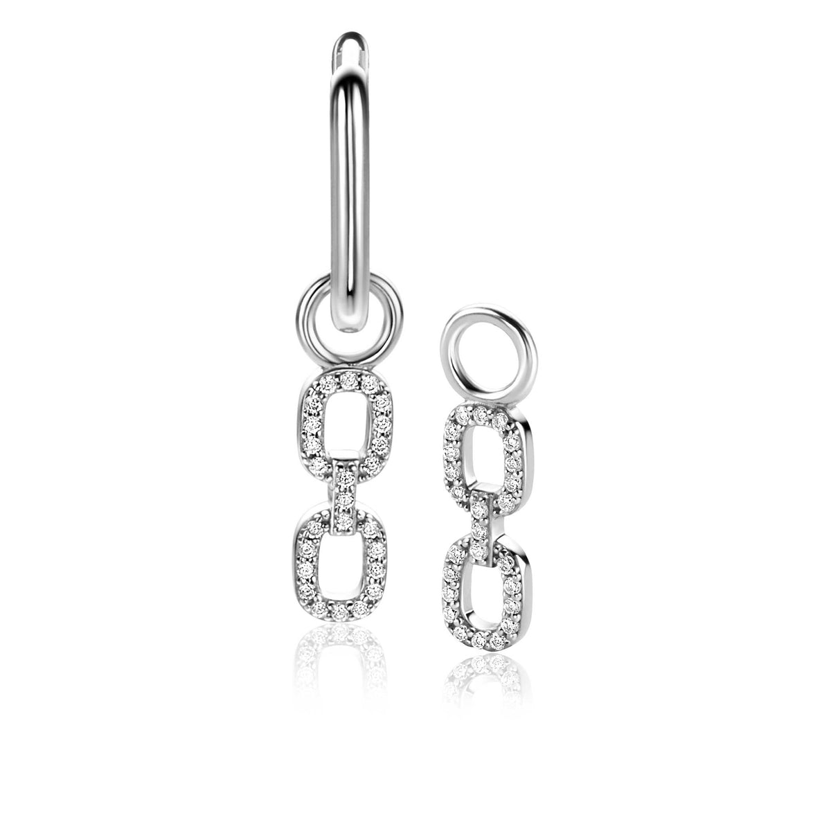 Pendientes de plata con diseño de eslabones y detalles brillantes.