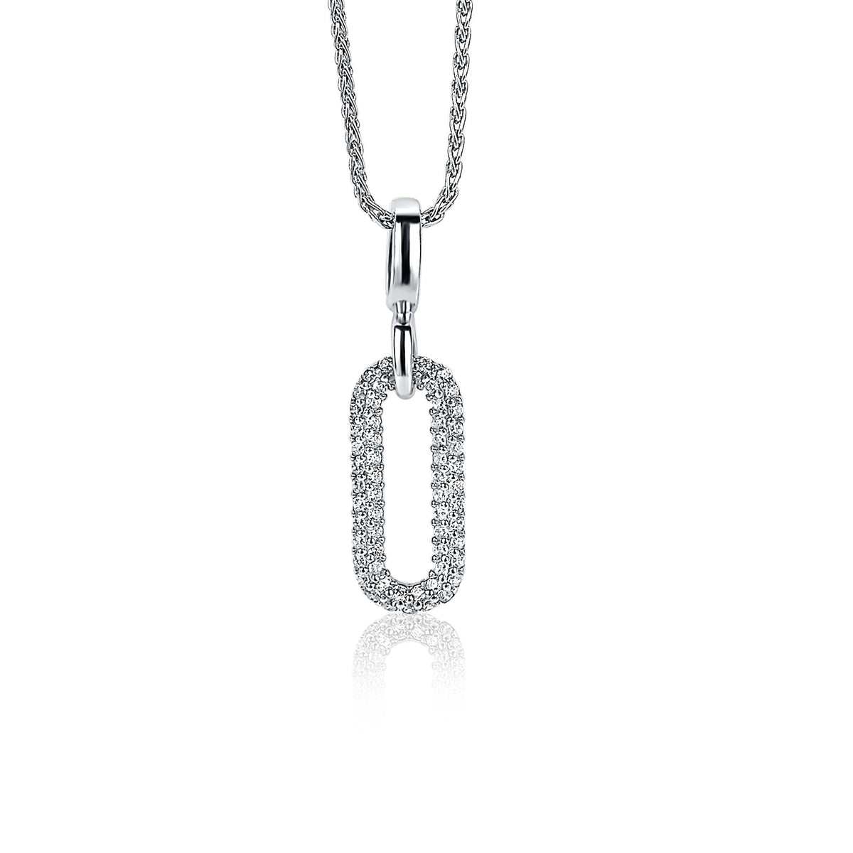 Colgante de plata con forma ovalada, adornado con brillantes.