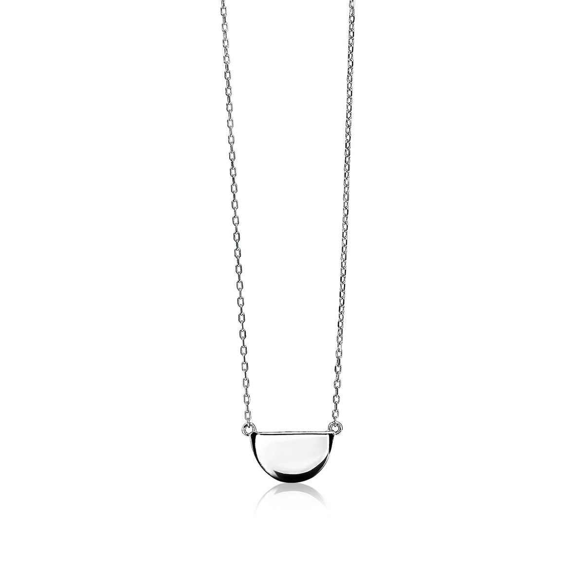 Cadena de plata con colgante en forma semicircular y acabado pulido.