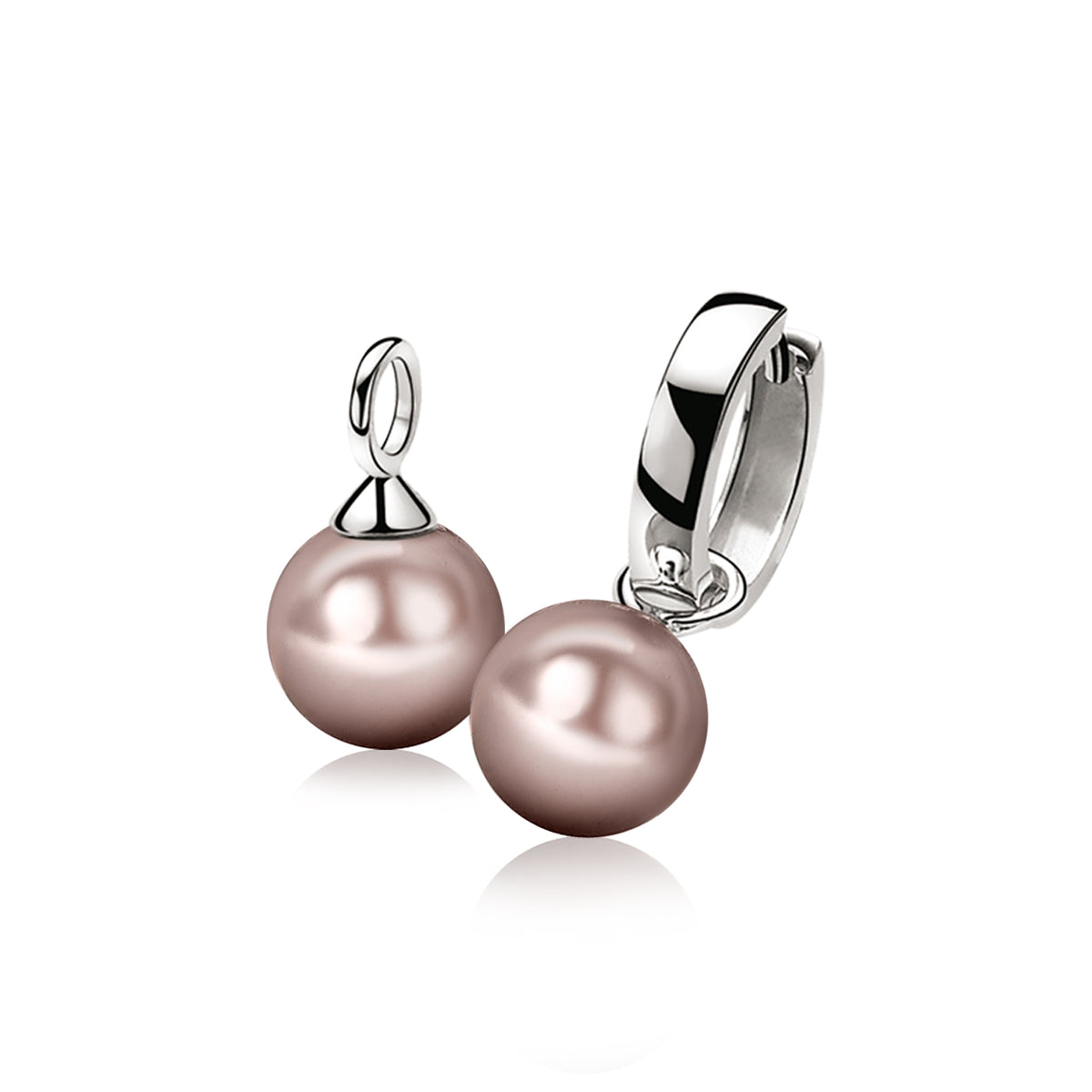 Pendientes de plata con perlas rosas, uno más grande que el otro, con cierre de gancho.