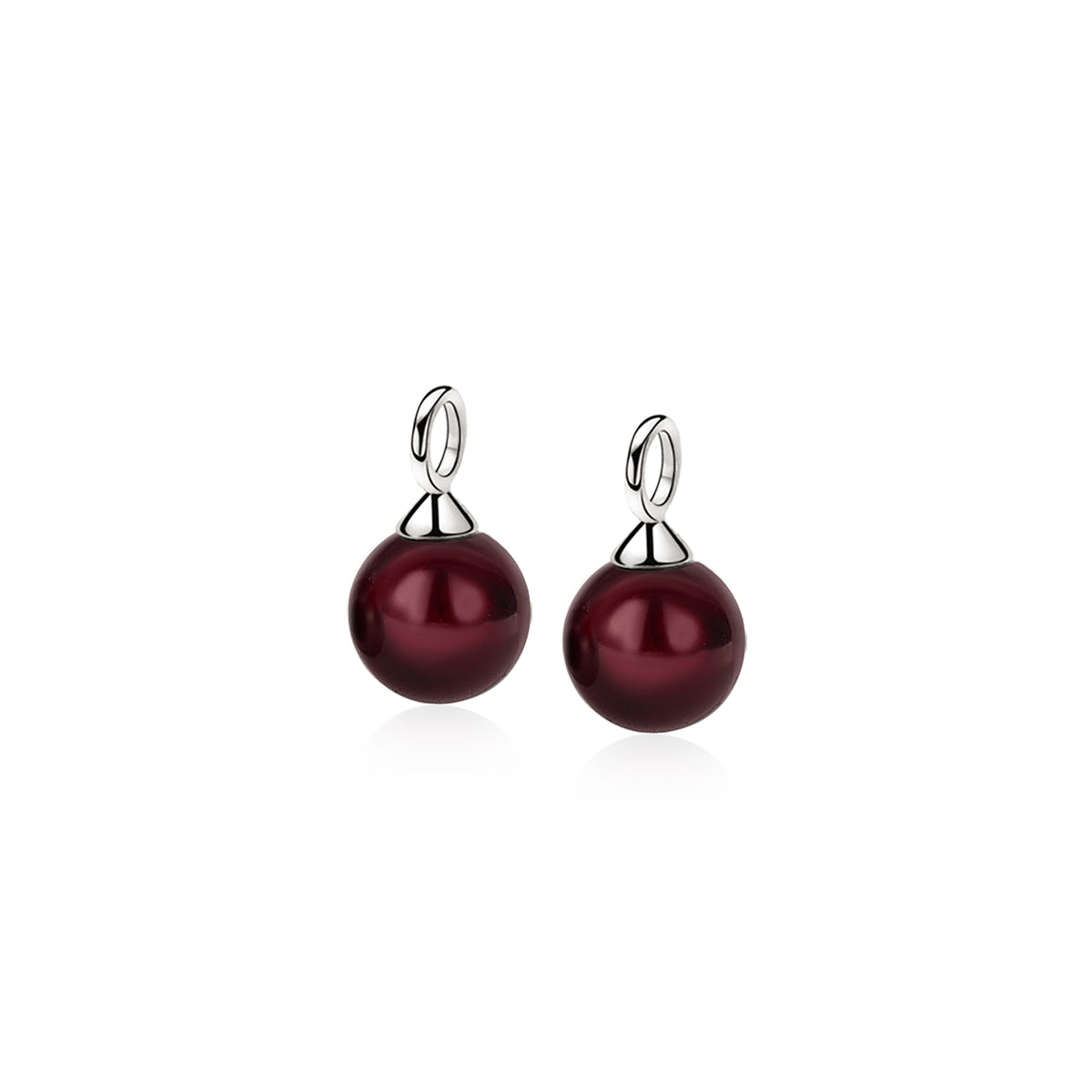Pendientes de plata con perlas rojas brillantes y cierre de aro.
