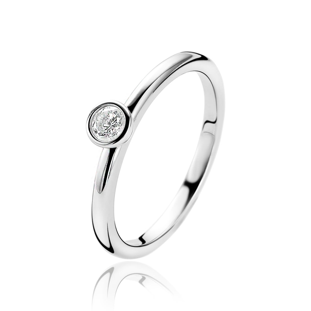 Anillo de plata con un zirconia brillante en el centro.