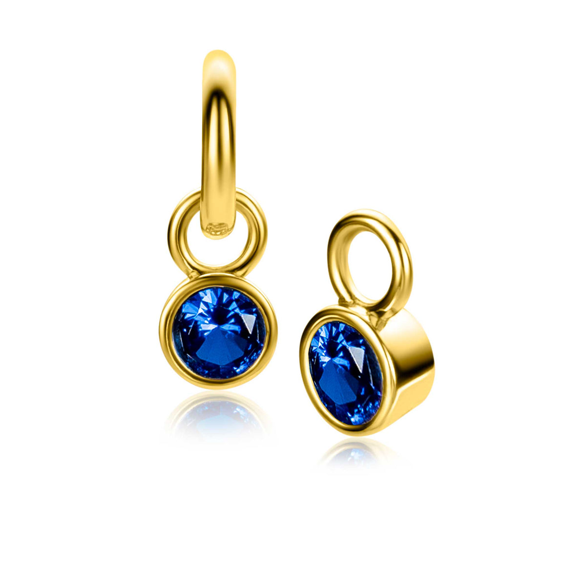 Pendientes de aro dorados con un charm que lleva un cristal azul brillante.