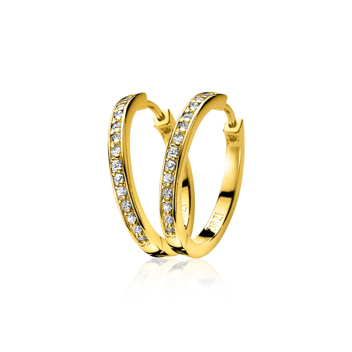 Pendientes de aro dorados con circonitas brillantes en un lado.