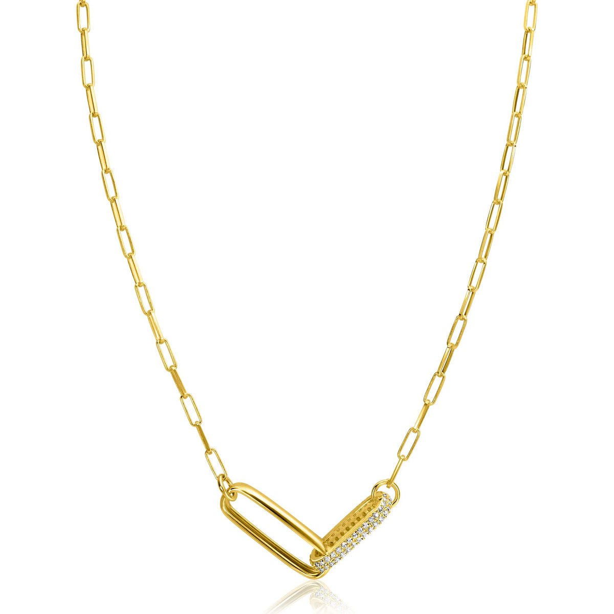 Collar dorado con eslabones y un colgante en forma de corazón con piedras brillantes.