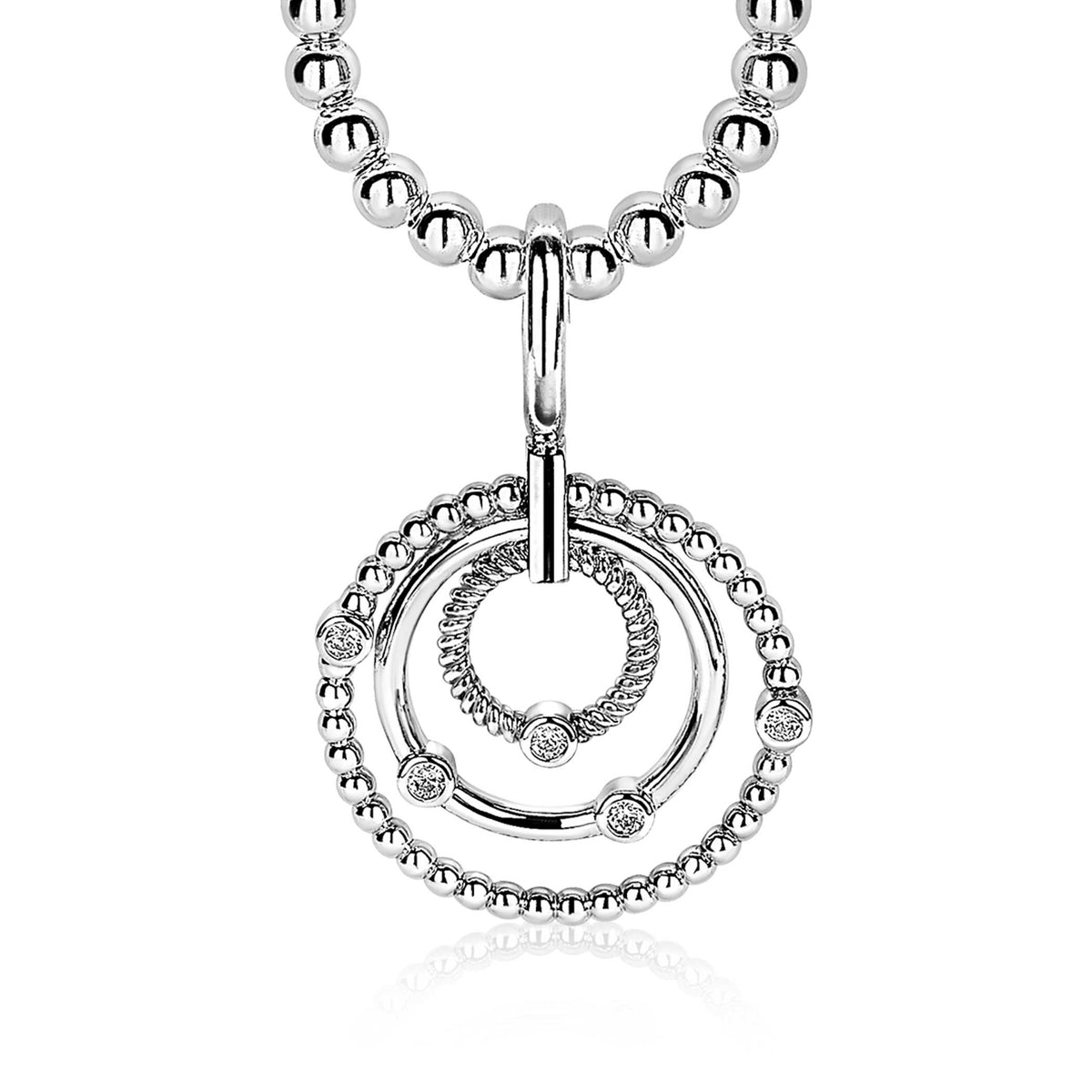 Colgante de plata con diseño en espiral y detalles brillantes.