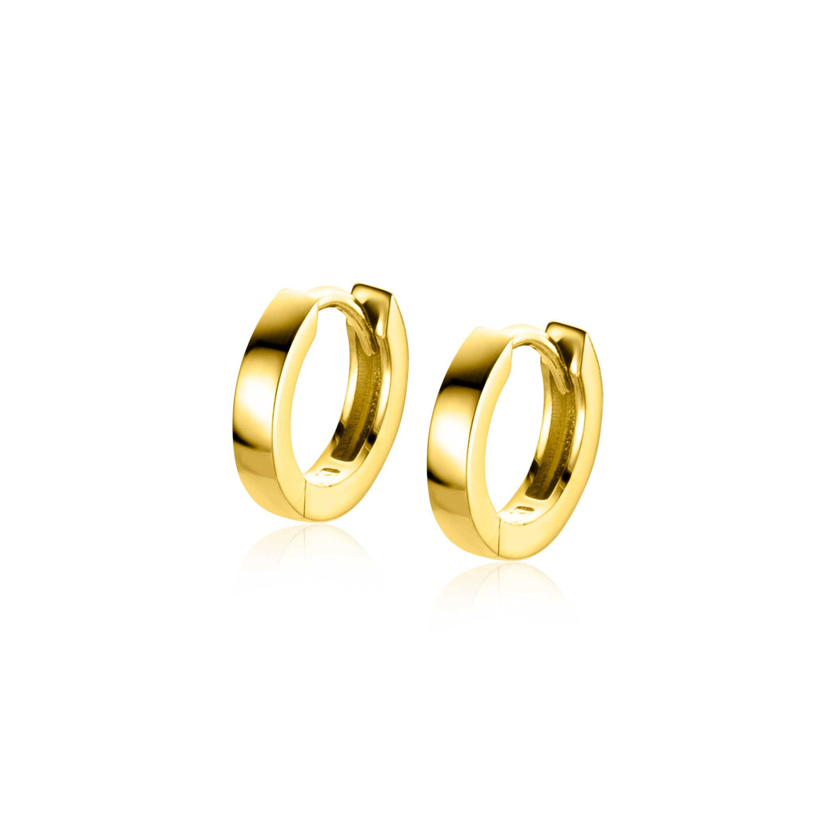 Pendientes de aro dorados con un diseño liso y moderno.