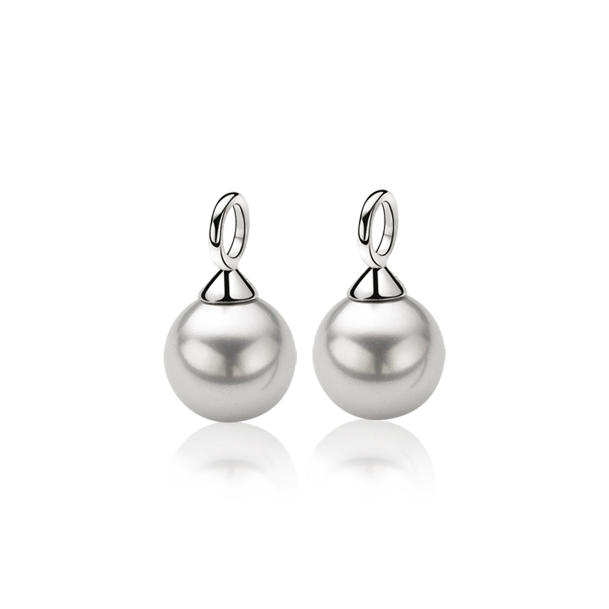 Pendientes largos de plata con perlas blancas brillantes.