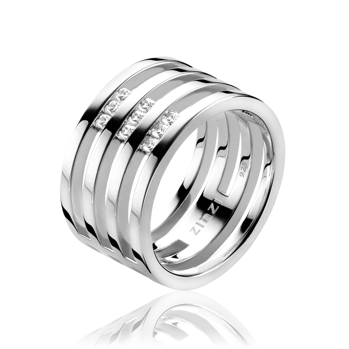 Anillo de plata con diseño de bandas entrelazadas y detalles grabados.