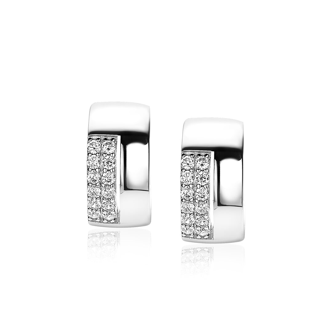 De Zinzi Oorbellen Zilver Mvo17 zijn strakke zilveren creolen van Zinzi, met kleine sprankelende diamanten op de voorkant. Met een modern design en gladde, gepolijste oppervlakken voegen ze elegantie toe aan elke outfit.