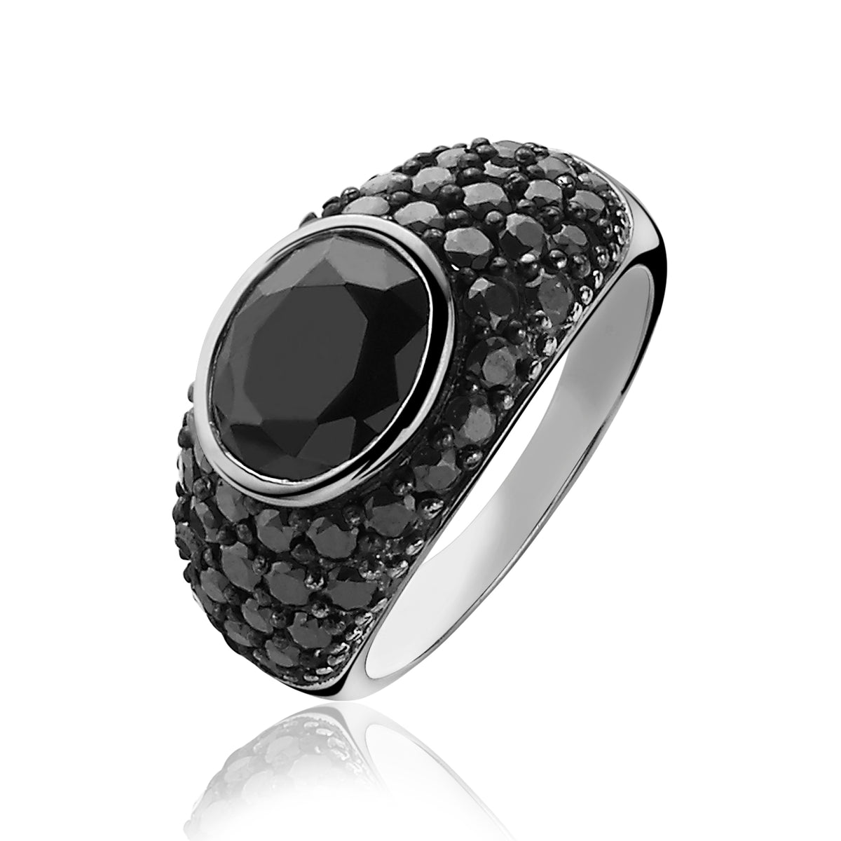 Anillo de plata con piedra negra facetada y detalles de circonitas negras.