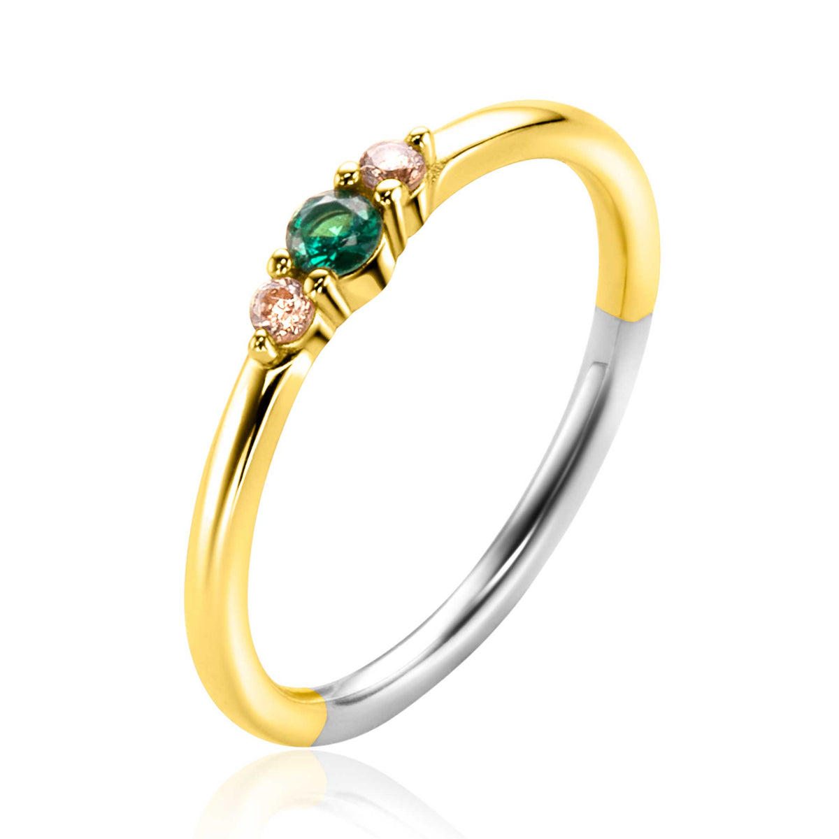 Anillo dorado con tres piedras preciosas, una verde y dos rosadas, con acabado brillante.