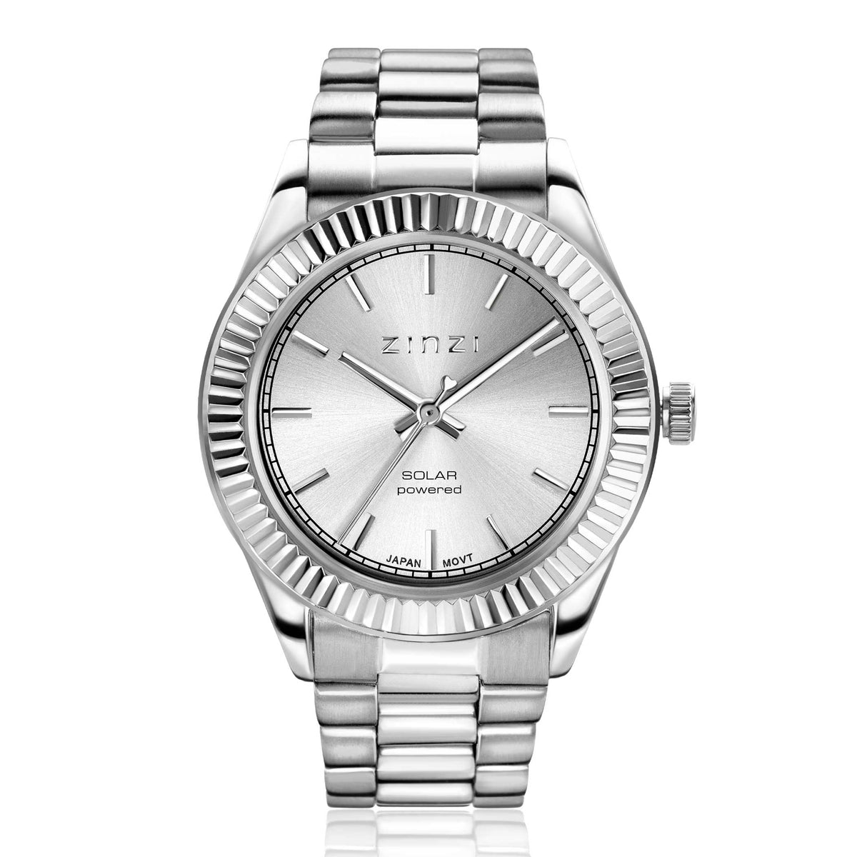 Reloj de acero plateado con esfera plateada y bisel estriado.